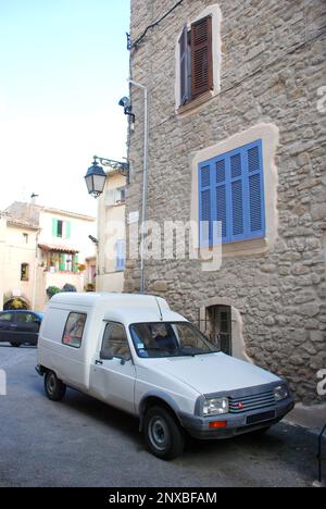 Citroen C15, Oldtimer in der Provence vor der Pitoresque-Fassade Stockfoto