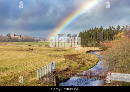 Ein Regenbogen über Thirlestane Castle neben Leader Water in Lauder, Scottish Borders, Schottland UK Stockfoto