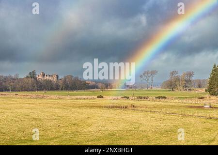 Ein Regenbogen über Thirlestane Castle neben Leader Water in Lauder, Scottish Borders, Schottland UK Stockfoto