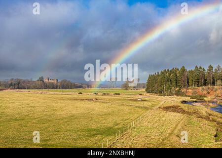 Ein Regenbogen über Thirlestane Castle neben Leader Water in Lauder, Scottish Borders, Schottland UK Stockfoto