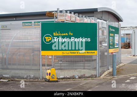 Slough, Berkshire, Großbritannien. 1. März 2023. Ein Travis Perkins Builders Merchants in Slough, Berkshire. Es wurde berichtet, dass Travis Perkins 19 seiner Filialen geschlossen und gegen Ende 2022 400 Arbeitsplätze abgehoben hat. Travis Perkins hat diese Woche einen Rückgang der Gewinne vor Steuern um 20 % auf £245 Millionen für 2022 angekündigt. Kredit: Maureen McLean/Alamy Live News Stockfoto