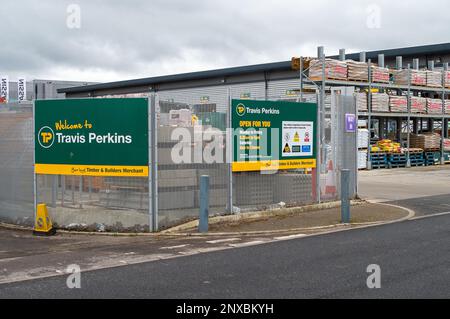 Slough, Berkshire, Großbritannien. 1. März 2023. Ein Travis Perkins Builders Merchants in Slough, Berkshire. Es wurde berichtet, dass Travis Perkins 19 seiner Filialen geschlossen und gegen Ende 2022 400 Arbeitsplätze abgehoben hat. Travis Perkins hat diese Woche einen Rückgang der Gewinne vor Steuern um 20 % auf £245 Millionen für 2022 angekündigt. Kredit: Maureen McLean/Alamy Live News Stockfoto