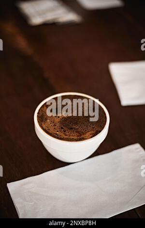 Barista bereitet sich darauf vor, die Qualität des Kaffees zu testen und zu überprüfen, selektiver Fokus Stockfoto