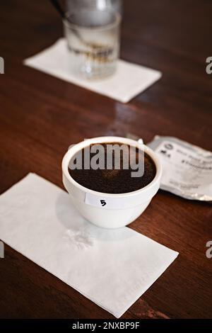 Barista bereitet sich darauf vor, die Qualität des Kaffees zu testen und zu überprüfen, selektiver Fokus Stockfoto