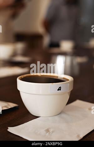 Barista bereitet sich darauf vor, die Qualität des Kaffees zu testen und zu überprüfen, selektiver Fokus Stockfoto