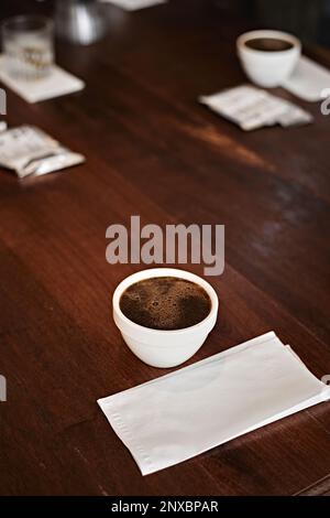 Barista bereitet sich darauf vor, die Qualität des Kaffees zu testen und zu überprüfen, selektiver Fokus Stockfoto