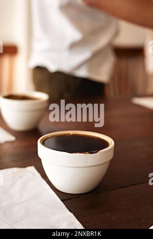 Barista bereitet sich darauf vor, die Qualität des Kaffees zu testen und zu überprüfen, selektiver Fokus Stockfoto