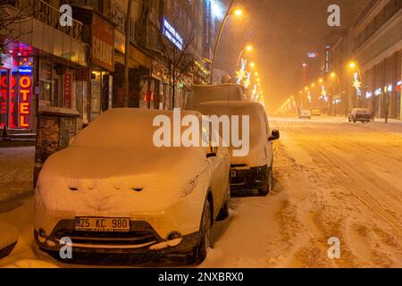 Cumhuriyet Street im Zentrum von Erzurum (Türkei) unter Schneefall. Stockfoto