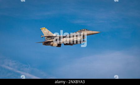 Ein F-16 Fighting Falcon, der der 309. Kampfgeschwader zugeteilt wurde, fliegt über den Luftwaffenstützpunkt Luke, Arizona, 12. Januar 2023. Luke AFB beherbergt den 56. Fighter Wing, den größten Fighter Wing der Welt und der USA Der primäre Ausbildungsflügel für Piloten im aktiven Dienst der Luftwaffe. Stockfoto