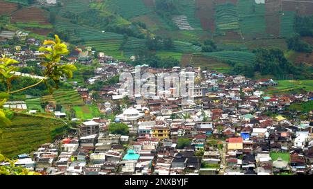 Ein Dorf in einem Tal auf dem Dieng-Plateau. Stockfoto