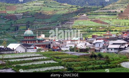 Ein Dorf in einem Tal auf dem Dieng-Plateau. Stockfoto