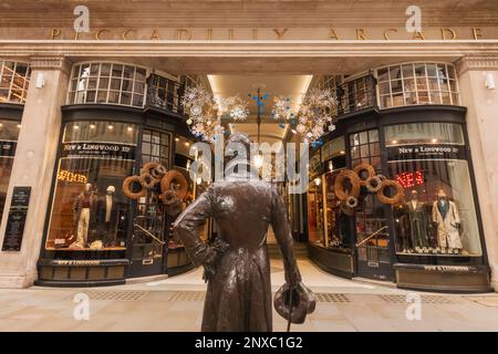 England, London, Piccadilly, Piccadilly Arcade, Eingang zu Arcade und Statue von Beau Brummell Stockfoto