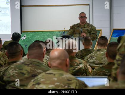 Kommandoleiter Major Kevin Palmatier, Northern Strike Senior Encelled Leader, beantwortet Fragen während der Middle Planning Conference for Northern Strike 23-2, in Camp Grayling, Michigan, 7. Februar 2022. Northern Strike ist eine jährliche, vom National Guard Bureau gesponserte Übung, die die Bereitschaft für unsere nationalen Reservetruppen aufbauen soll. Stockfoto