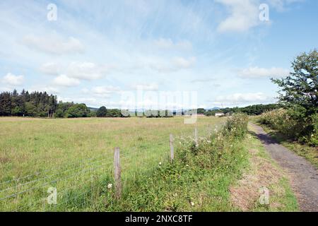 Vom West Highland Way und dem John Muir Way in der Nähe des Dorfes Dumgoyne blickt man nach Norden zu den entfernten Gebäuden in der Killearn Mill. Stockfoto