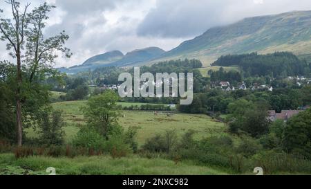 Blick auf die Hügel Blanefield, Dumgoyne und Dumfoyn und die Campsie Fells vom John Muir Way Wanderweg auf Cuilt Brae, Strath Blane, Stirlingshire. Stockfoto