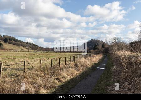 Fahrt Richtung Süden in Richtung Dumgoyach Hill auf dem John Muir Way und West Highland Way gemeinsam genutzter Pfad im Strathblane Valley, Central Scotland. Stockfoto