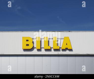 BRNO, TSCHECHISCHE REPUBLIK - CA. SEPTEMBER 2022: Billa-Schaufenster Stockfoto