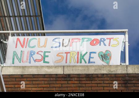 London, UK, 27. Februar 2023: Ein Banner zur Unterstützung der laufenden Pflegestreiks außerhalb der Neugeborenen-Intensivstation im St. George's Hospital in Tooting, Süd-London. Anna Watson/Alamy Stockfoto