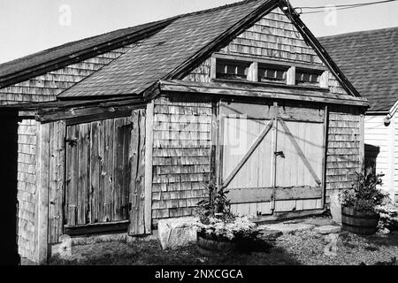 Die historischen Fish Houses auf dem Little Boars Head Wanderweg am North Hampton Beach, New Hampshire. Das Bild wurde in analogem Schwarzweiß aufgenommen Stockfoto