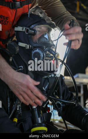 LITTLE FALLS, Minn. (13. Februar 2023) – USA Navy Diver Seaman Tyler Anthony Pegatron, der Mobile Diving and Salvage Unit 2 (MDSU 2) zugeteilt ist, bereitet sich während der Schneekrabben-Übung 23-1, einer Übung zum Testen und Evaluieren der USA, auf den Eistauchen in Ferrell Lake in Little Falls, Minnesota, am 13. Februar 2023 vor Fähigkeiten und Ausrüstung von Navy Explosive Ordnance Disposal (EOD) und Navy Diver in einer simulierten arktischen Umgebung und Verbesserung der Kampffähigkeit. Navy EOD und Navy Divers sind Teil der Navy Expeditionary Combat Force (NECF), die die USA unterstützt Marineflotte durch Räumung und Schutz der Schlacht Stockfoto