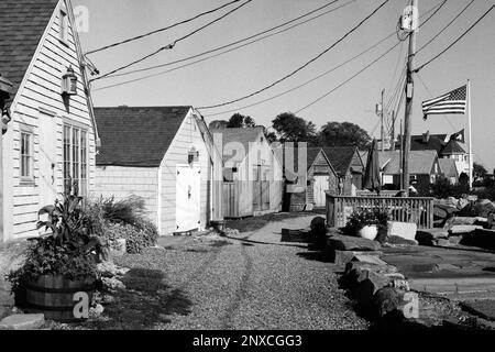 Die historischen Fish Houses auf dem Little Boars Head Wanderweg am North Hampton Beach, New Hampshire. Das Bild wurde in analogem Schwarzweiß aufgenommen Stockfoto