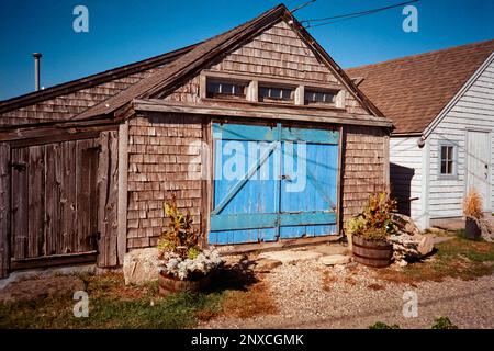 Die historischen Fish Houses auf dem Little Boars Head Wanderweg am North Hampton Beach, New Hampshire. Das Bild wurde auf einem analogen Farbfilm aufgenommen. Stockfoto