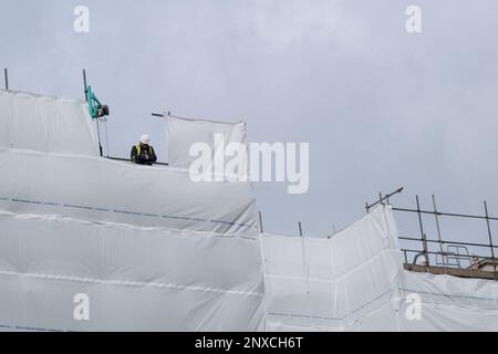Trafalgar Square, London, Großbritannien. 1. März 2023. Ein Bauarbeiter auf der Nationalgalerie, die gerade renoviert wird. Kredit: Matthew Chattle/Alamy Live News Stockfoto