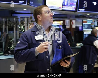 New York, Usa. 01. März 2023. Händler arbeiten am 1. März 2023 an der New Yorker Börse an der Wall Street in New York City. Foto: John Angelillo/UPI Credit: UPI/Alamy Live News Stockfoto