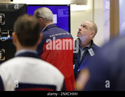 New York, Usa. 01. März 2023. Händler arbeiten am 1. März 2023 an der New Yorker Börse an der Wall Street in New York City. Foto: John Angelillo/UPI Credit: UPI/Alamy Live News Stockfoto