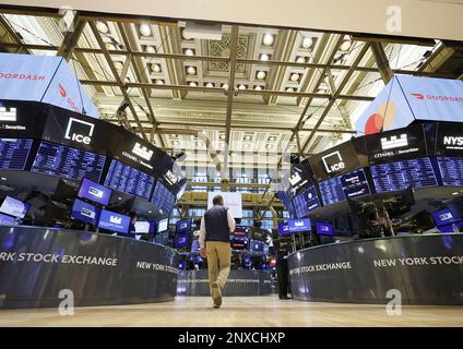 New York, Usa. 01. März 2023. Händler arbeiten am 1. März 2023 an der New Yorker Börse an der Wall Street in New York City. Foto: John Angelillo/UPI Credit: UPI/Alamy Live News Stockfoto