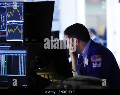 New York, Usa. 01. März 2023. Händler arbeiten am 1. März 2023 an der New Yorker Börse an der Wall Street in New York City. Foto: John Angelillo/UPI Credit: UPI/Alamy Live News Stockfoto