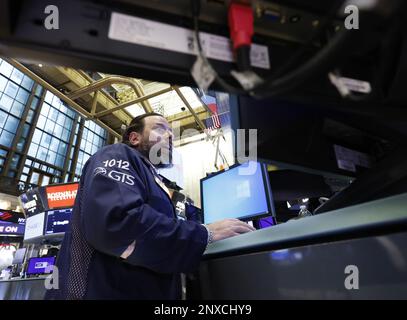 New York, Usa. 01. März 2023. Händler arbeiten am 1. März 2023 an der New Yorker Börse an der Wall Street in New York City. Foto: John Angelillo/UPI Credit: UPI/Alamy Live News Stockfoto