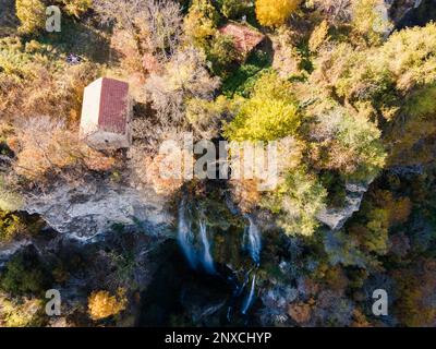 Luftaufnahme vom Herbst des Polska Skakavitsa Wasserfalls am Berg Zemen, Region Kyustendil, Bulgarien Stockfoto