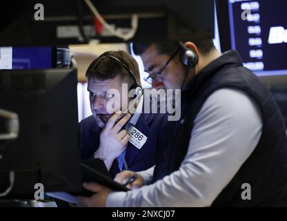 New York, Usa. 01. März 2023. Händler arbeiten am 1. März 2023 an der New Yorker Börse an der Wall Street in New York City. Foto: John Angelillo/UPI Credit: UPI/Alamy Live News Stockfoto