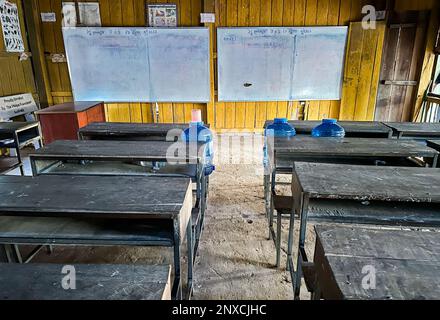 Ein Klassenzimmer an einer armen lokalen Schule in einem Dorf in der ländlichen Siem Reap Provinz in Kambodscha. Stockfoto