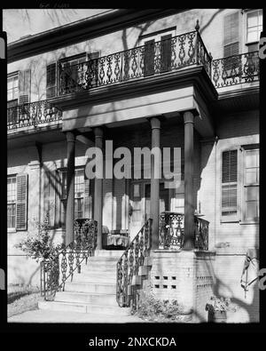 Poe House, Macon, Bibb County, Georgia. Carnegie Survey of the Architecture of the South (Carnegie-Umfrage zur Architektur des Südens). Vereinigte Staaten, Georgia, Bibb County, Macon, Balkons, Eisenarbeiten, Häuser, Säulen, Porches. Stockfoto