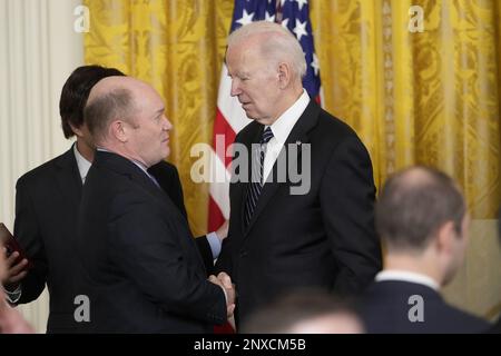 Washington, Usa. 01. März 2023. US-Senator Chris Coons (Demokrat von Delaware), Left, schüttelt mit US-Präsident Joe Biden die Hand, nachdem der Präsident am Mittwoch, den 1. März, eine Erklärung über seine Nominierung von Julie Su als US-Arbeitsministerin im East Room des Weißen Hauses in Washington, DC, abgegeben hat. 2023. Foto: Chris Kleponis/UPI Credit: UPI/Alamy Live News Stockfoto