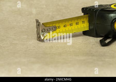 Selbstaufziehendes metrisches Maßband Stockfoto