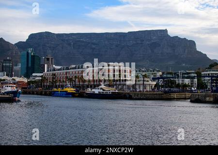 Blick auf den Tafelberg von der Waterfront in Kapstadt Stockfoto