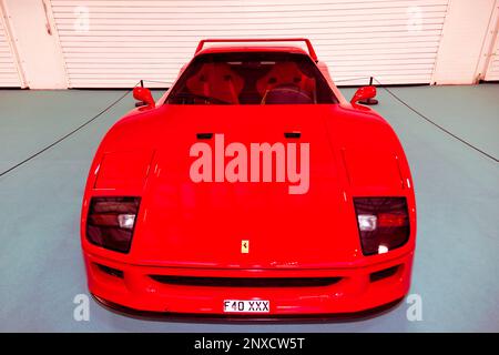 Vorderansicht eines roten Ferrari 1989, F40 ausgestellt auf der London Classic Car Show 2023, Stockfoto