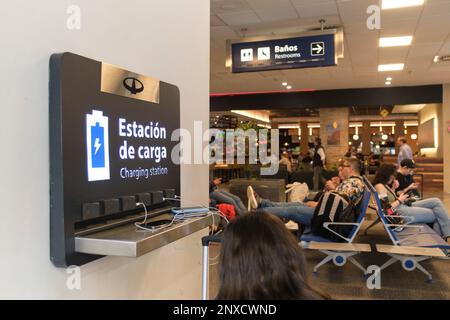 Buenos Aires, Argentinien, 18. November 2022: Elektrische Ladestation in einem Wartezimmer im Boardingbereich des internationalen Flughafens Jorge Newbery Stockfoto