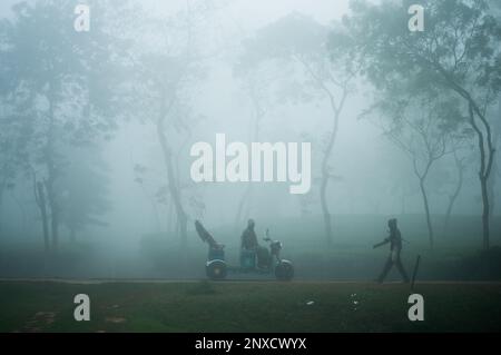 Sylhet, Bangladesch - 26. Dezember 2022: Neblig Winter Morgenblick in Sylhet, Bangladesch. Stockfoto