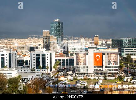 Recep Tayyip Erdoğan Präsidentschaftskampagne im Vorfeld der Wahlen . Erdogan neben Atatürk-Bannerporträts, Hauptquartier der AK-Partei in Izmir, Türkei Stockfoto