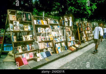 2001 Foto des Buchmarktes in Plaza de Armas, Havanna, Kuba. Stockfoto