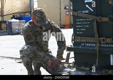 USA Air Force Senior Airman Ever Reynoso, Materialmanagement-Spezialist für das 726. Expeditionary Air Base Squadron (EABS), wickelt am 7. Februar 2023 in Camp Lemonnier, Dschibuti, eine Palette Fracht mit Gurten ein. Die Versorgungsspezialisten des EABS 726. sind nicht nur für Camp Lemonnier verantwortlich, sondern auch für andere Standorte in Ostafrika. Stockfoto