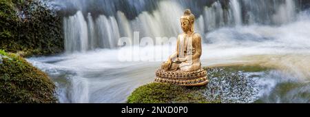 Buddha Skulptur sitzt im fliessenden Wasser Stockfoto