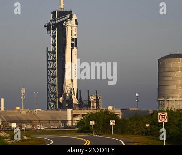 Eine SpaceX Falcon 9-Rakete steht auf Komplex 39A, während sie weiterhin bereit ist, das Crew Dragon-Raumschiff „Endeavour“ am Mittwoch, den 1. März 2023, im Kennedy Space Center, Florida, abzufeuern. An Bord ist die NASA-6-Crew von SpaceX. Foto: Joe Marino/UPI Credit: UPI/Alamy Live News Stockfoto