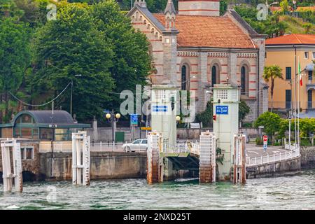 Cadenabbia, Italien - 14. Juni 2019: Rampenstruktur für Fähranleger am Comer See Sommertag. Stockfoto