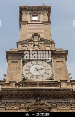 Mailand, Italien - 15. Juni 2019: Historisches Wahrzeichen Uhrturm Palazzo Affari Palace Giureconsulti am Mercanti Square. Stockfoto