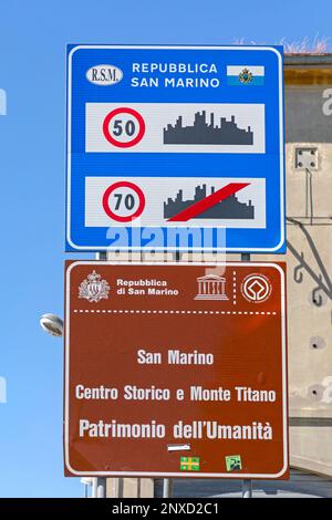 Dogana, San Marino - 16. Juni 2019: Eintritt zur Republik San Marino Verkehrsschild UNESCO-Weltkulturerbe. Stockfoto